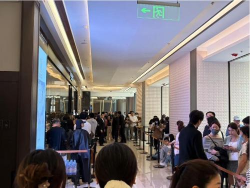 五一旅游消费火爆，购金队伍排到数百人